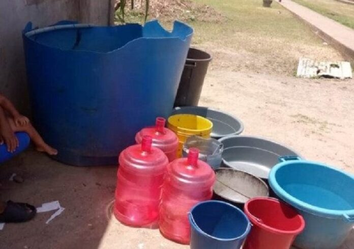 Peroles vacíos en Villa Bolivariana de Tucupita