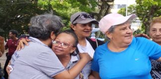 Abrazo en familia en San Cristóbal