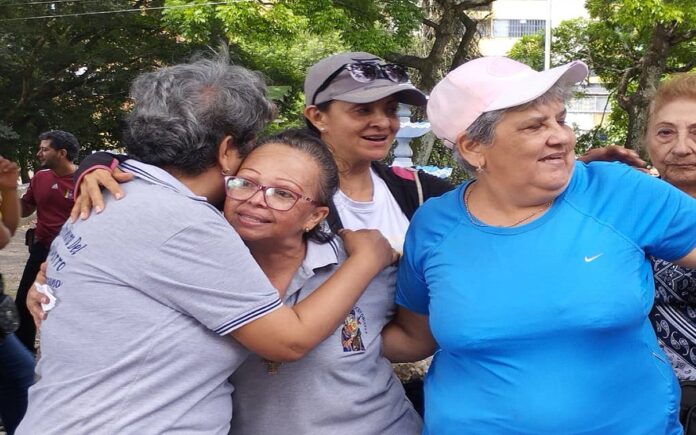Abrazo en familia en San Cristóbal
