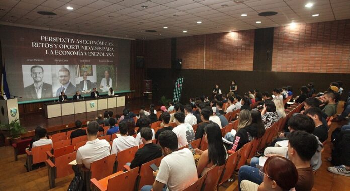 Congreso de Economía en la UCAB