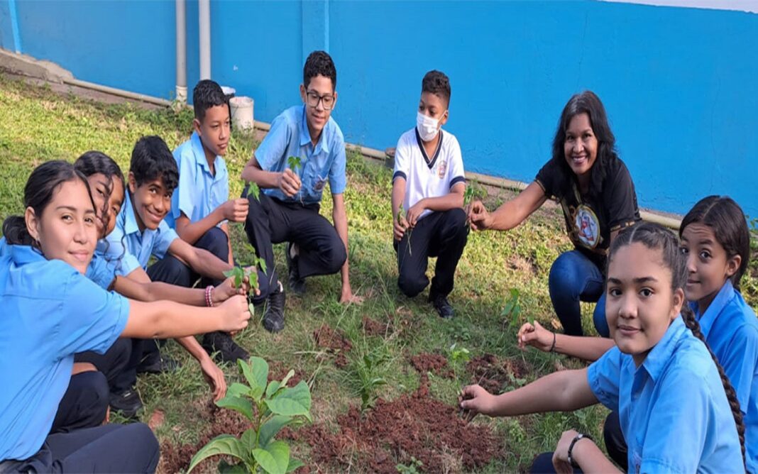 Estudiantes de Fe y Alegría Bolívar en ecología