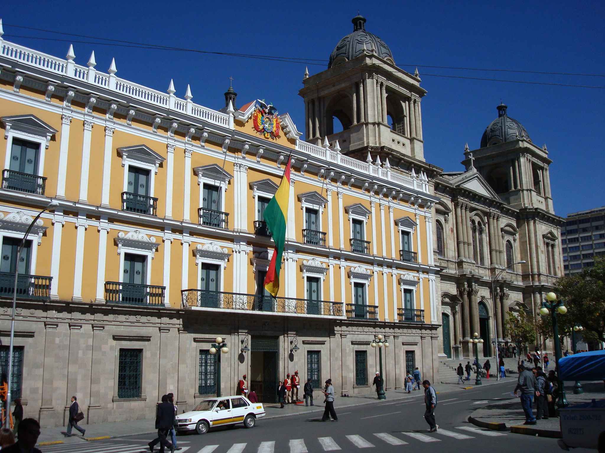 Palacio_Quemado_(Palacio_de_Gobierno)_y_Catedral_Metropolitana_de_La_Paz,_Bolivia