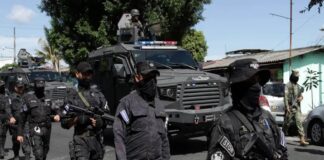 Policía de El Salvador se despliega en las calles para la lucha contra pandilleros.