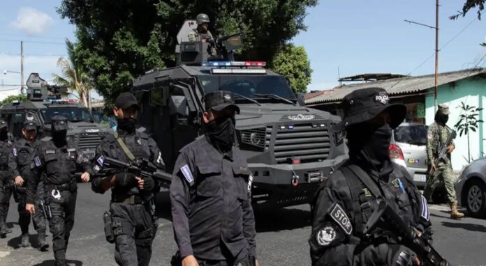 Policía de El Salvador se despliega en las calles para la lucha contra pandilleros.
