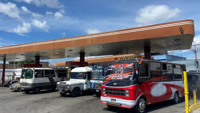 Colas para surtir de combustible las unidades de transporte. Foto: Walther Peña.