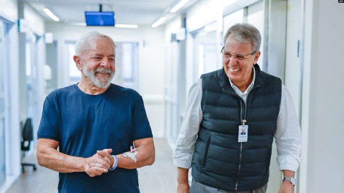 Lula caminando después de la operación.