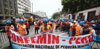 Mineros artesanales de Perú levantaron la protesta.