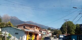 Habitantes del sector El Valle en Mérida cocinan con leña por falta de gas