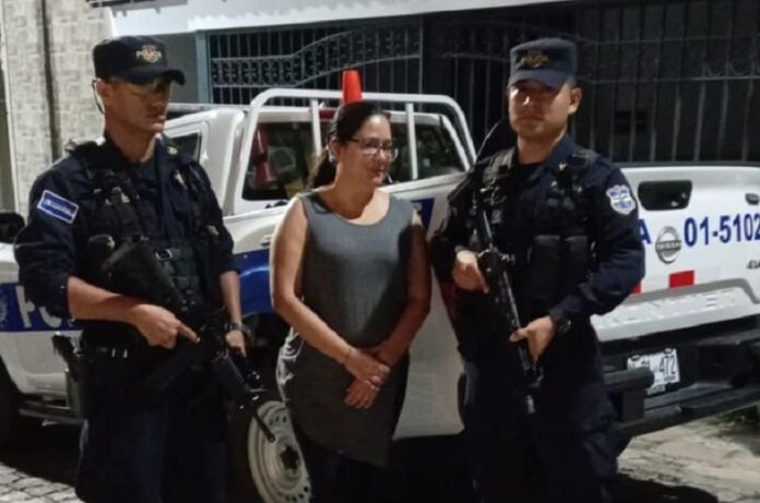 Ruth López, activista de derechos humanos en El Salvador, detenida