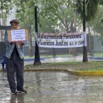 Concentración en la plaza Altagracia durante la lluvia. Foto: María Gabriela Álvarez
