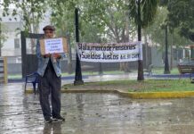 Concentración en la plaza Altagracia durante la lluvia. Foto: María Gabriela Álvarez