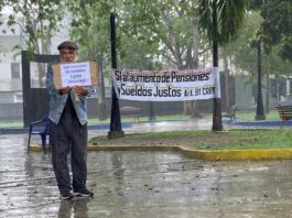 Concentración en la plaza Altagracia durante la lluvia. Foto: María Gabriela Álvarez