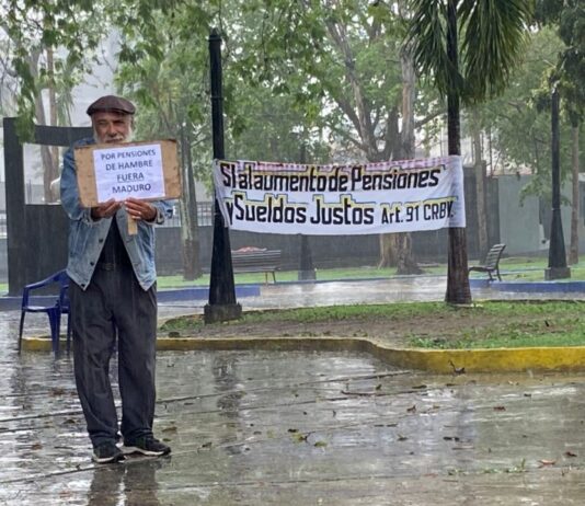 Concentración en la plaza Altagracia durante la lluvia. Foto: María Gabriela Álvarez
