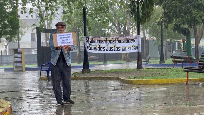 Concentración en la plaza Altagracia durante la lluvia. Foto: María Gabriela Álvarez