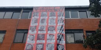 Tumban pancarta sobre periodistas detenidos