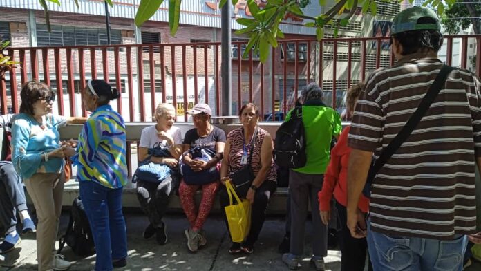 Jubilados del Inces protestaron por migración de cuentas bancarias