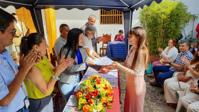 Entrega de credenciales a emprendedores