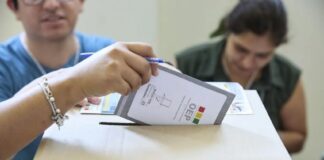 Mesas electorales cierran tras horas de votación en Bolivia