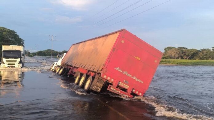 Camión volteado vía a San Juan de Payara, Apure