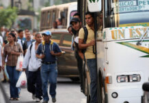 Transportistas mantienen negociaciones para elevar el pasaje a 0,50 dólares y crear bono al usuario