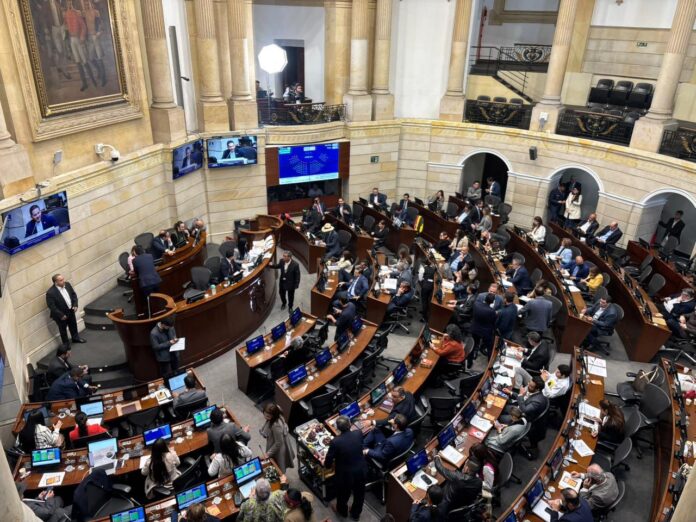 El Senado de la República de Colombia contrasta con la postura del presidente Gustavo Petro.