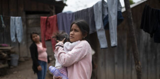 Niña madre: el embarazo adolescente ancla a las jóvenes en la vulnerabilidad y la pobreza