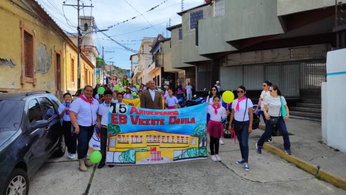 Desfile del 75 Aniversario de la Escuela Básica Vicente Dávila