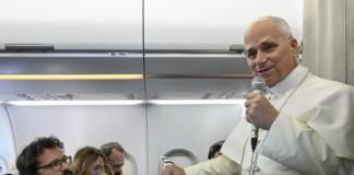 Papa León XIV a bordo del avión Papal