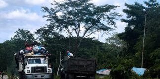 Denuncian que camiones del aseo siguen lanzando la basura en plena calle del vertedero en Tucupita