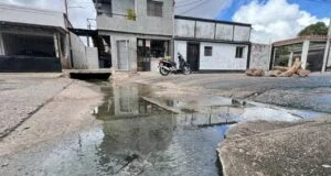 Desborde aguas servidas en La Manga de Maturín