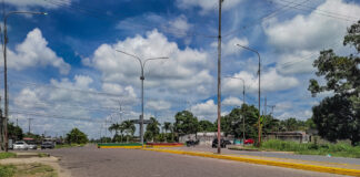 Estudiantes y usuarios en Tucupita caminan hasta sus casas por falta de autobús en las tardes