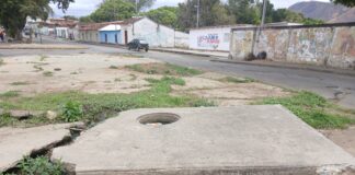 Exigen arreglar bote de aguas servidas que contaminan la Avenida José Félix Ribas de San Juan de los Morros