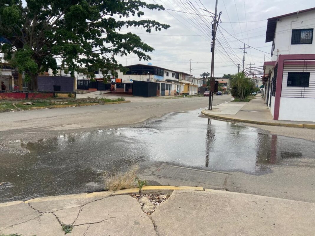 WhatsApp Image 2026-02-24 at 3.33.00 PM Fuga de agua en la carrera 25 entre calles 55 y 56 de Barquisimeto.