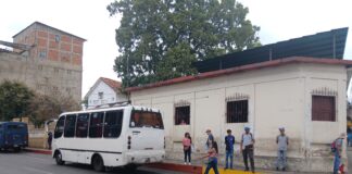 Sociedad Eucarística en San Juan de los Morros dice que una parada de buses daña su sede