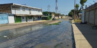 En el barrio 18 de Octubre de Maracaibo las aguas servidas inundan hogares y calles