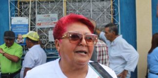Enfermera desde hace 42 años tiene que criar y vender cochinos para sobrevivir