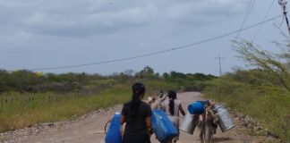 Pozos artesanales para calmar la sed: crisis por agua alcanza punto crítico en la Guajira