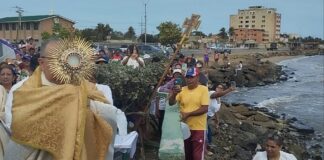 Feligreses y pescadores se reencuentran en la Bendición del Mar