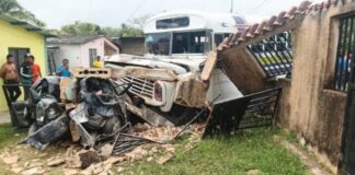 Autobús con 60 pasajeros chocó contra una pared en Tucupita tras falla mecánica