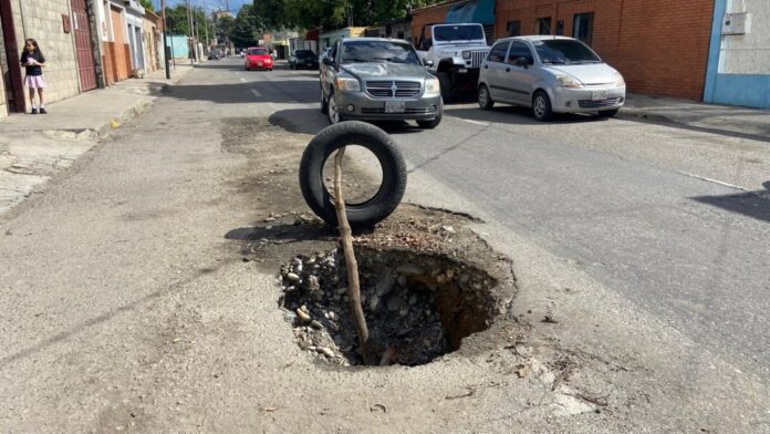 WhatsApp Image 2026-04-22 at 4.20.26 PM (1) Socavamiento en la calle 51 con 13 y 13A de Barrio Nuevo de Barquisimeto.