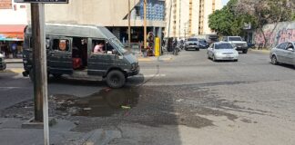 Comerciantes del centro de Barquisimeto denuncian hundimiento en la Av. Andrés Bello Hundimiento de la carrera 24 en la esquina de la Av. Andrés Bello del centro de Barquisimeto.