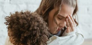Experta: Celebrar a mamá es validar que ella también necesita descanso, apoyo y atención médica