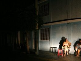 Esta madre en Guárico corre cada vez que se va la luz para salvaguardar el tratamiento de su hijo