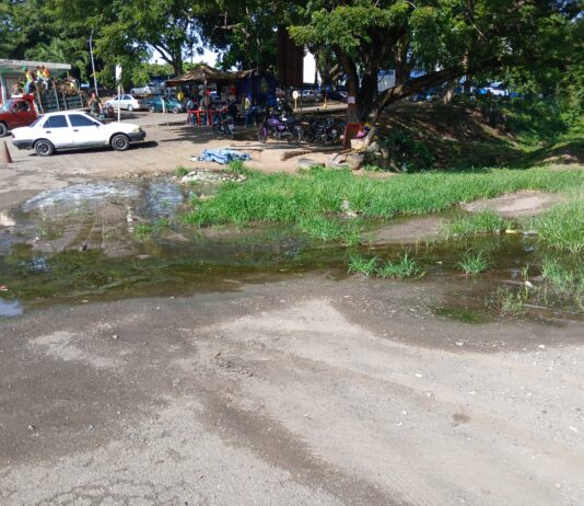 Aguas negras desbordadas afectan a estudiantes de un preescolar en San Juan de los Morros