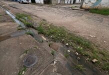 Aguas negras se desbordan en el sector El Caro de Maturín