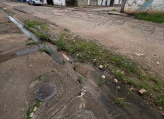 Aguas negras se desbordan en el sector El Caro de Maturín