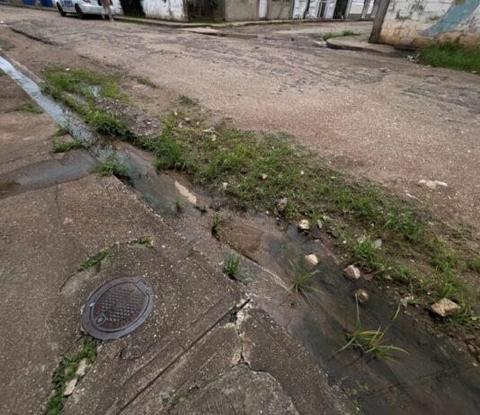 Aguas negras se desbordan en el sector El Caro de Maturín