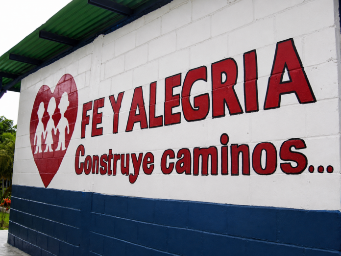 Fe y Alegría Construye Caminos