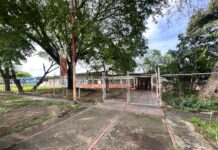 Lluvias anegan único centro de atención para niños con autismo en Guayana ante deterioro del techo