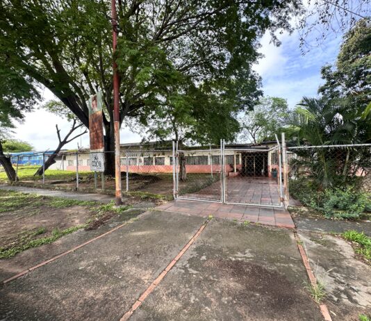 Lluvias anegan único centro de atención para niños con autismo en Guayana ante deterioro del techo